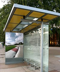 Plakatwerbung an Bushaltestelle